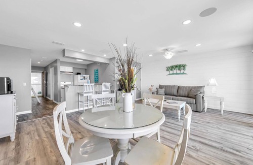Fort Bay Condo | 🌊Beach Front Views | Ground Floor | Steps to Pool | Latitude 29 #25🌊