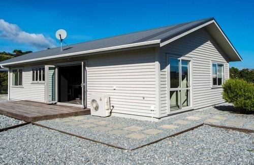 Hokitika House | Beach & Glow Worm Getaway - 2 minutes walk to beach and glow worms
