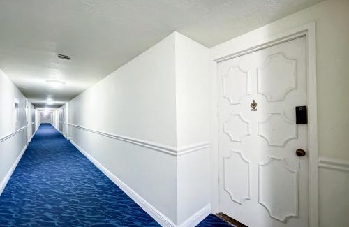 Hollywood South Central Beach Apartment | Beach Paradise a cozy ocean view condo on the beach with free parking