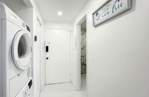 Hollywood South Central Beach Apartment | Beach Paradise a cozy ocean view condo on the beach with free parking