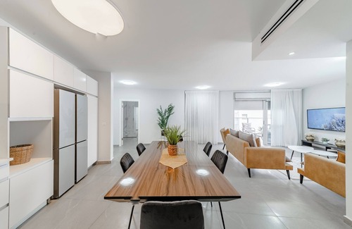 Ashkelon House | Beach vicinity, shopping G-level, parking. Near playground. Shabbat elevatorn
