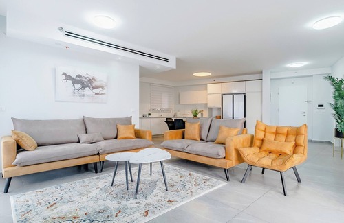 Ashkelon House | Beach vicinity, shopping G-level, parking. Near playground. Shabbat elevatorn