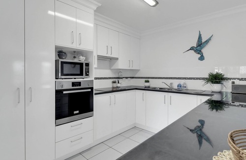 Emu Park House | BEACH WALK ON HILL