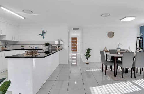 Emu Park House | BEACH WALK ON HILL