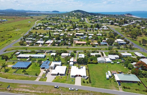 Emu Park House | BEACH WALK ON HILL