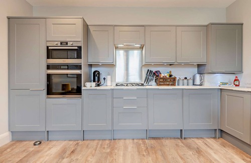 Southbourne Apartment | Beach Walk Stylish Southbourne 2-Bed Apartment near to Beach