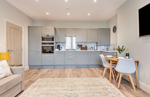 Southbourne Apartment | Beach Walk Stylish Southbourne 2-Bed Apartment near to Beach