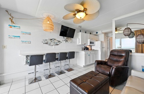 Crescent Beach Condo | Beacher's Oceanfront Balcony Suite with onsite Front Desk and Staff