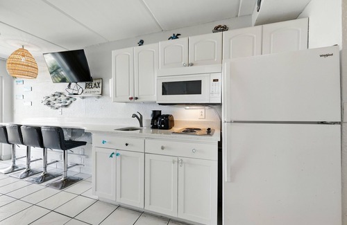 Crescent Beach Condo | Beacher's Oceanfront Balcony Suite with onsite Front Desk and Staff