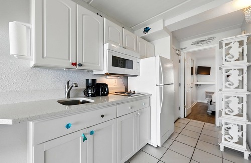 Crescent Beach Condo | Beacher's Oceanfront Balcony Suite with onsite Front Desk and Staff