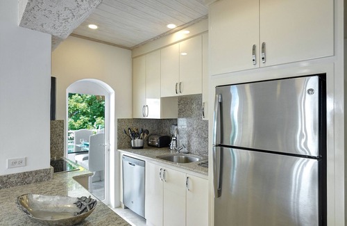 Old Trees Bay Apartment | Beachfront 2 bedroom condo with amazing view