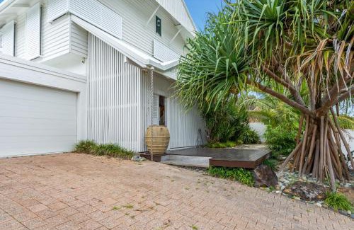 Warana House | Beachfront 3-Bed with Private Pool & Fireplace