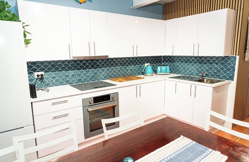 Quinns Rocks Apartment | Beachfront apartment with pool, 2 minutes walk to Indian Ocean. Sleeps 7.