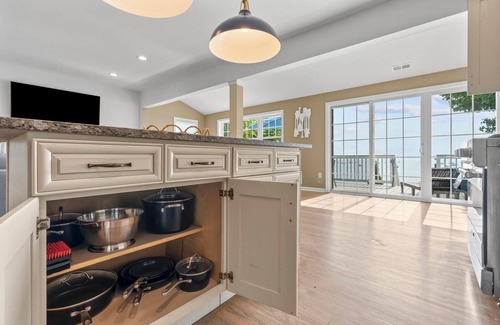 East Shore Apartment | Beachfront Apartment- 10 min from Downtown