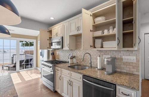 East Shore Apartment | Beachfront Apartment- 10 min from Downtown