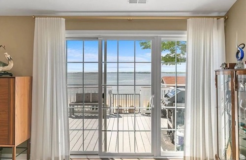 East Shore Apartment | Beachfront Apartment- 10 min from Downtown