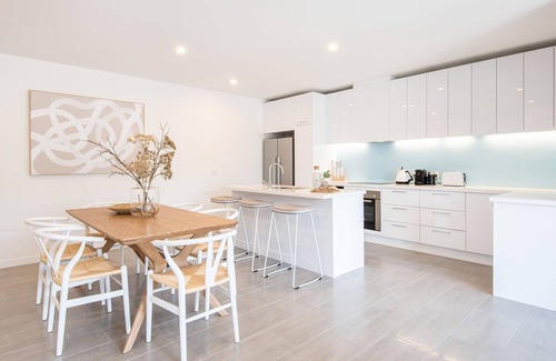 Rosebud Apartment | Beachfront Apartment with lots of Wow