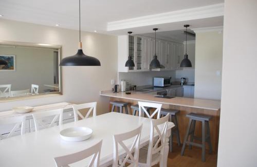 Pollok Beach Apartment | Beachfront Apartment @ Summerseas