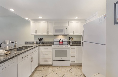 Redington Shores Condo | Beachfront Balcony Views - 2b 2b - The Shores #403