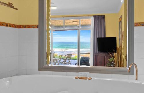 Blue Bay Apartment | Beachfront Bliss for Two l Nova Escapes