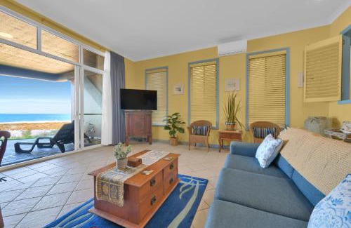 Blue Bay Apartment | Beachfront Bliss for Two l Nova Escapes