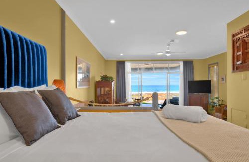 Blue Bay Apartment | Beachfront Bliss for Two l Nova Escapes