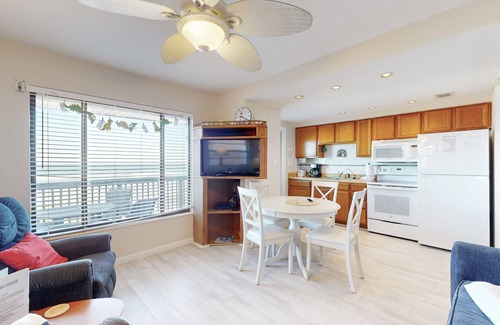 Indian Rocks Beach Condo | Beachfront condo with jaw-dropping Gulf views - full kitchen & central AC