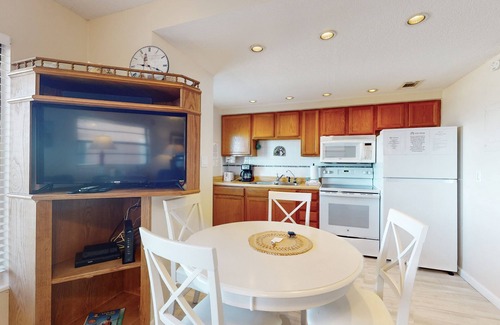 Indian Rocks Beach Condo | Beachfront condo with jaw-dropping Gulf views - full kitchen & central AC