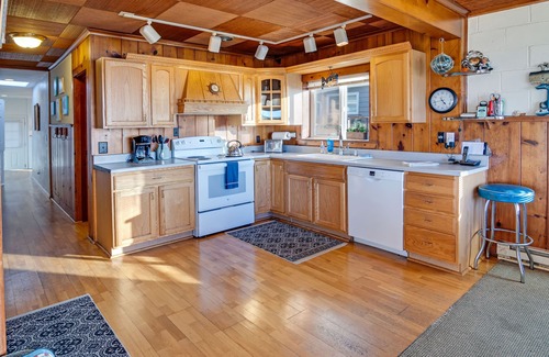 Tillicum Beach House | Beachfront Charmer - Ocean Front