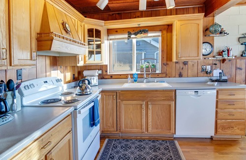 Tillicum Beach House | Beachfront Charmer - Ocean Front