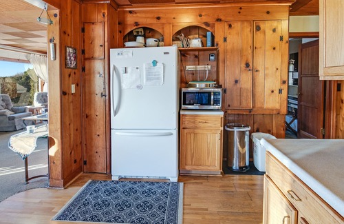 Tillicum Beach House | Beachfront Charmer - Ocean Front