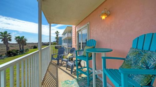 Port Aransas Apartment | Beachfront Complex w 2 Pools Tennis Gulf Views Rise N Beach by AvantStay