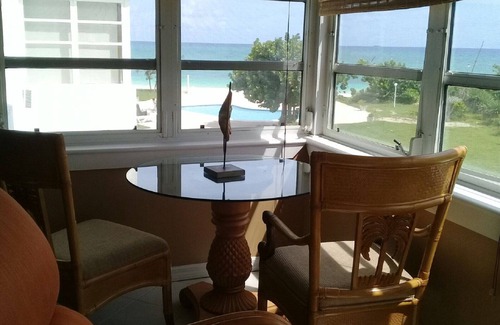 Discovery Bay Condo | Beachfront condo directly on Grand Bahama's beautiful Coral Beach