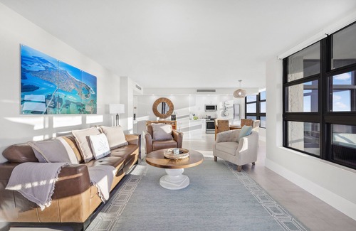 Marco Island Condo | Beachfront condo w/panoramic ocean views & pool