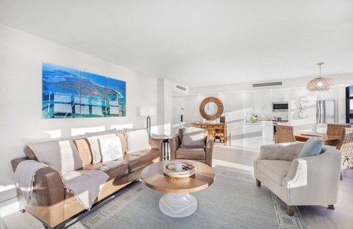 Marco Island Condo | Beachfront condo w/panoramic ocean views & pool