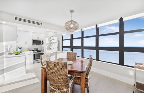 Marco Island Condo | Beachfront condo w/panoramic ocean views & pool