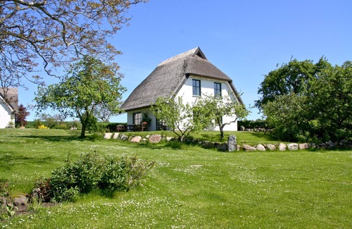Neuendorf House | Beachfront idyll by the sea, private bathing area, beach chair - Gutshof Ostseeblick