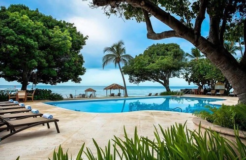 Carenero Apartment | Beachfront Dream! Direct Beach Access, Onsite Pool, Spa, Playground and Parking!