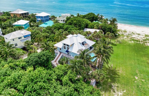 Jose's Hideaway House | ☀︎🏝⛱︎ Beachfront Elegance⛱︎🏝☀︎ n[2025 Spring + Summer Weeks Available Now!]