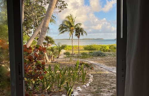 Winding Bay House | Beachfront Getaway on Winding Bay - Pink Sand, Turquoise water