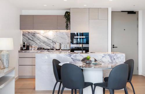 Surfers Paradise Apartment | Beachfront Luxe 2Bedroom Apt with Sunset River Views