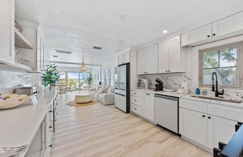 Anna Maria House | Beachfront Luxury Hot Tub + Private Cottagen3 en-suite king + 1BR + golf cart