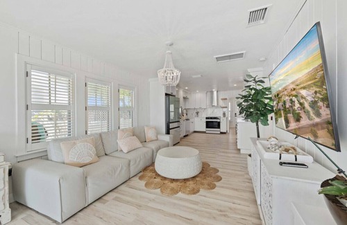 Anna Maria House | Beachfront Luxury Hot Tub + Private Cottagen3 en-suite king + 1BR + golf cart