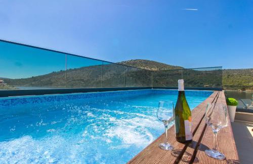 Vinisce Villa | Beachfront Luxury Villa