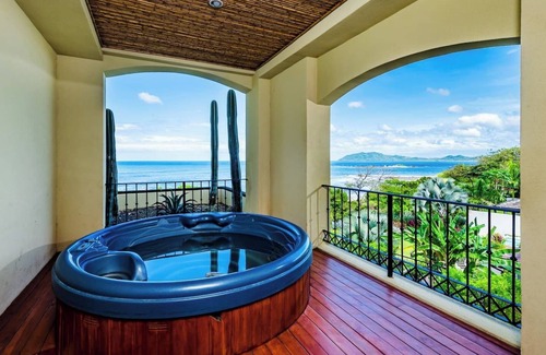 Playa Langosta Apartment | ☀Beachfront Oceanview☀ Private Jacuzzi & Full ktcn