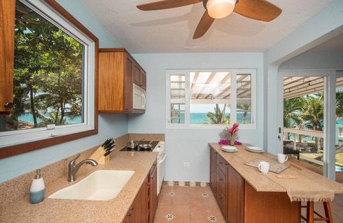 Puntas House | ★Beachfront on Famous "Sandy Beach"★ A/C, Gated Parking, Walk to Food/Bars/Waves