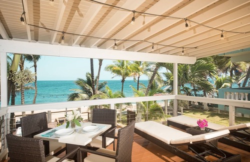 Puntas House | ★Beachfront on Famous "Sandy Beach"★ A/C, Gated Parking, Walk to Food/Bars/Waves