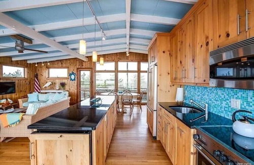 Davis Park House | Beachfront Paradise with private walk to beach