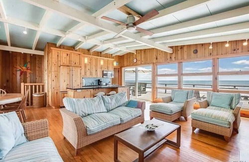 Davis Park House | Beachfront Paradise with private walk to beach