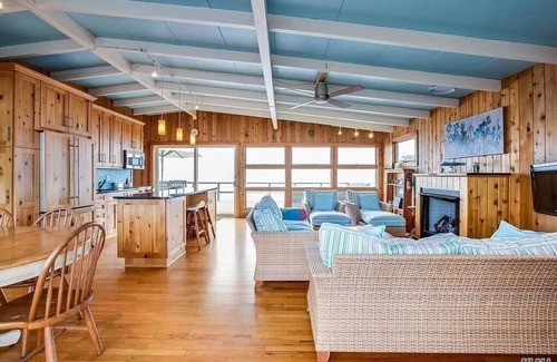 Davis Park House | Beachfront Paradise with private walk to beach